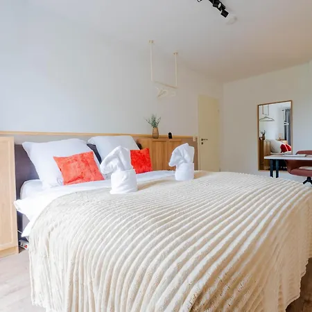 Daire Moderne 2-zimmer-wohnung In Zentraler Lage In Mit Balkon & Arbeitsplatz *