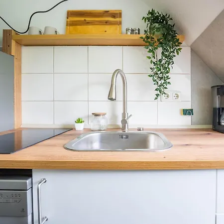 Moderne 2-zimmer-wohnung In Zentraler Lage In Mit Balkon & Arbeitsplatz Апартаменты