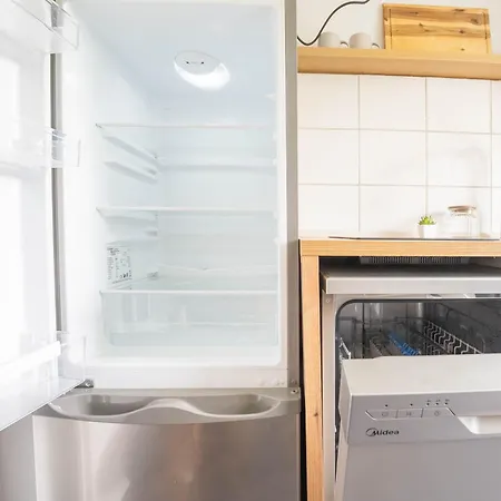 Moderne 2-zimmer-wohnung In Zentraler Lage In Mit Balkon & Arbeitsplatz