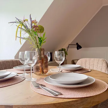 Moderne 2-zimmer-wohnung In Zentraler Lage In Mit Balkon & Arbeitsplatz Апартаменты